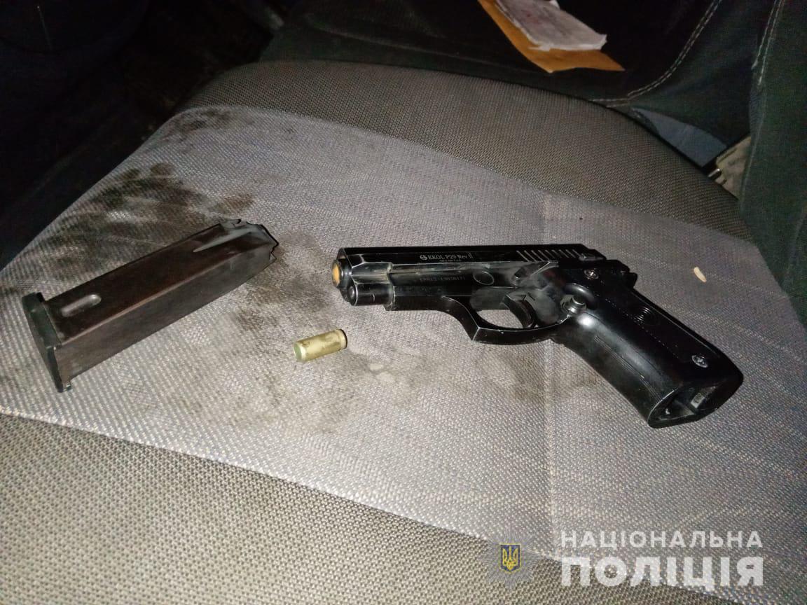 На Закарпатье мужчина открыл огонь из пистолета по детям
